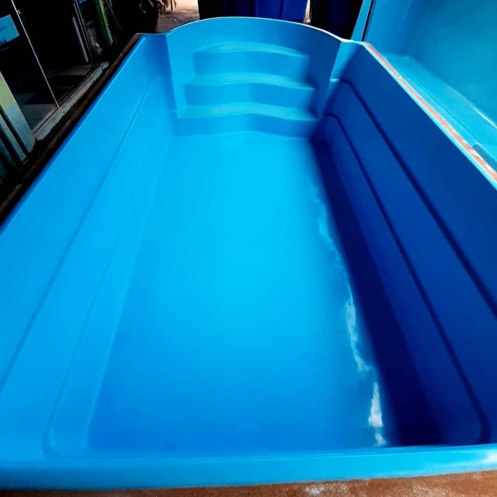 Casco de piscina de fibra no pátio da Casa Piscina