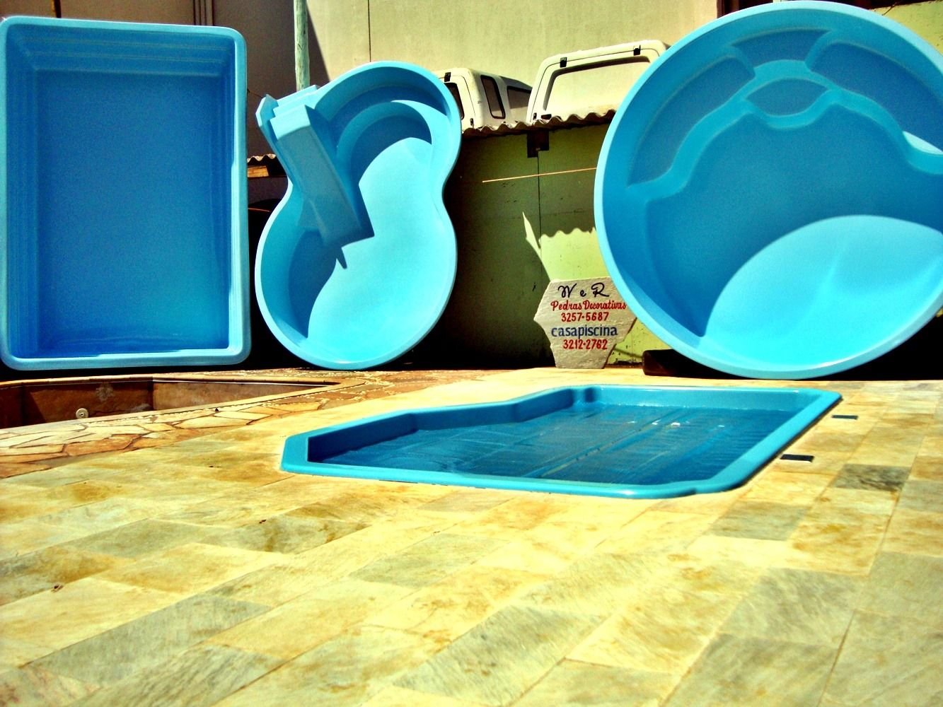 Cascos de piscina de fibra na loja