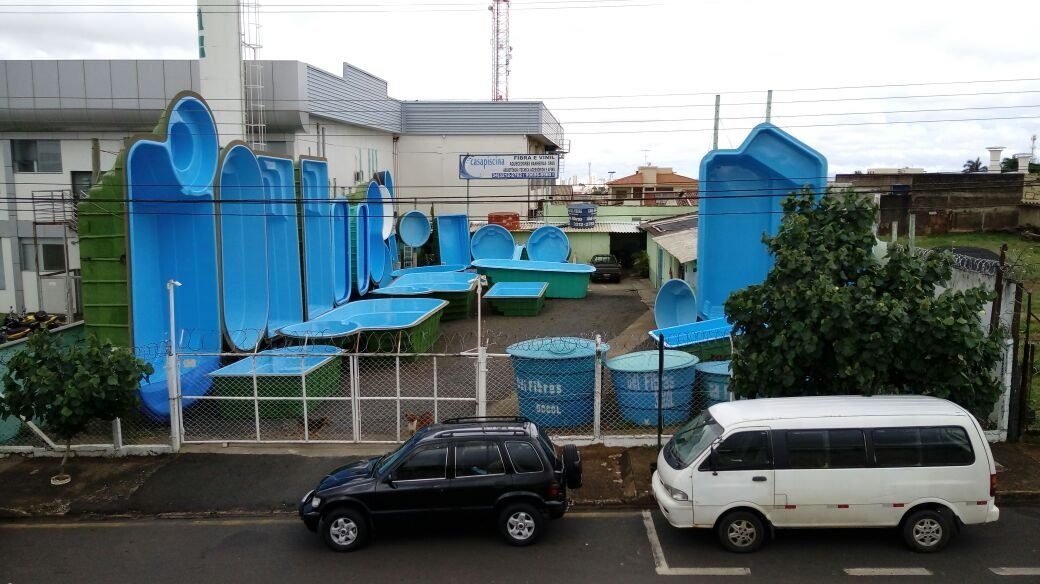 Pátio com piscinas de fibra