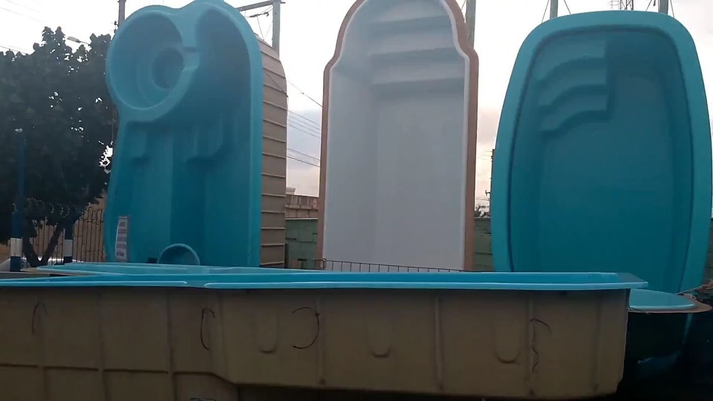 Pátio da Casa Piscina com modelos de piscina de fibra em exposição